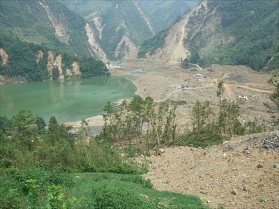Debris mass stopping waters of the major flow of TongHeKuo river, Photo by K. Konagai at 32.413751, 105.120213, July 28th 2008