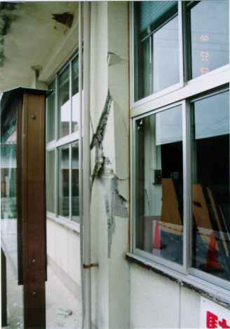 Mizoguchi city hall, damaged column