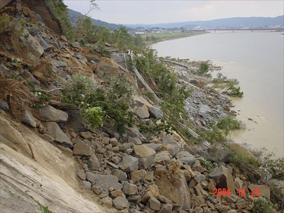 Slope failure at Myoken, Photo by K. Konagai at 37.337638, 138.82792, Oct. 25th 2004