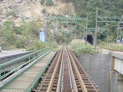 South mouth of JR Enoki Tunnel was clooged up. Photo by K. Konagai at 37.333813, 138.827931, Oct. 25th 2004