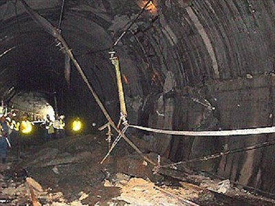 Damage to the linnng of JR Wanazu Tunnel, Photo by K. Konagai at 37.262287, 138.882422, Nov. 14th 2004