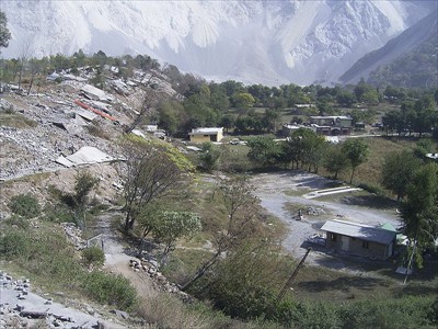 Damaged houses along pressure ridge, north of Muzaffarabad, Photo by K. Konagai at 34.396181, 73.472689, Oct. 26th 2005