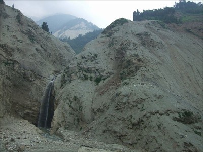 牛圏?谷沿いの土石流痕跡．このあたりの谷幅は150m．写真撮影　小長井一男　場所 31.040939, 103.463488, 撮影日時 2008年7月29日