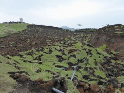 京都大学火山研究所西側の斜面崩壊 写真撮影　小長井一男 場所 38.884808, 131.002822, 撮影日時 2016年4月23日