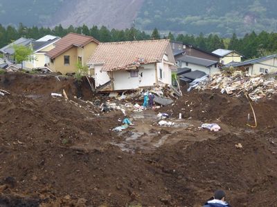 高野台団地に押し寄せた土砂, 写真撮影　小長井一男 場所 38.884808, 131.002822, 撮影日時 2016年4月23日
